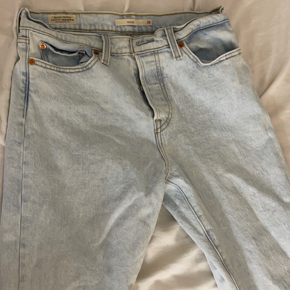 High waisted light wash Levi’s! Mom Jean vintage